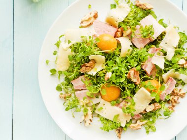 Pastırma ve yeşillikleri salatası