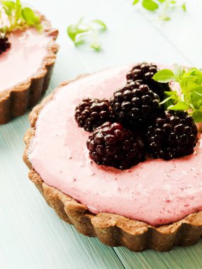 Böğürtlen ile tart