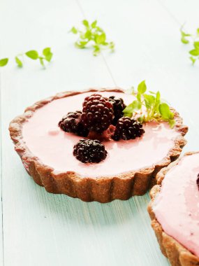 Böğürtlen ile tart