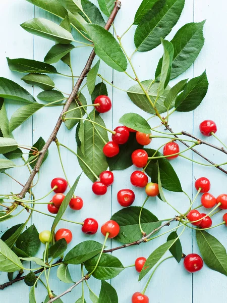 Cerejas em madeira — Fotografia de Stock