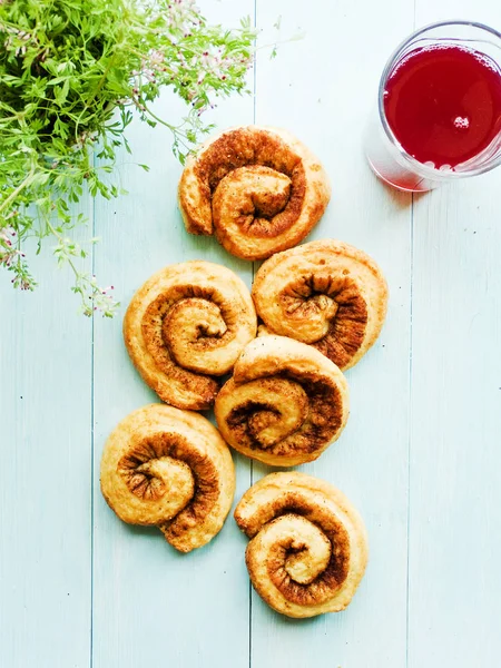 Zimtbrötchen und Saft — Stockfoto