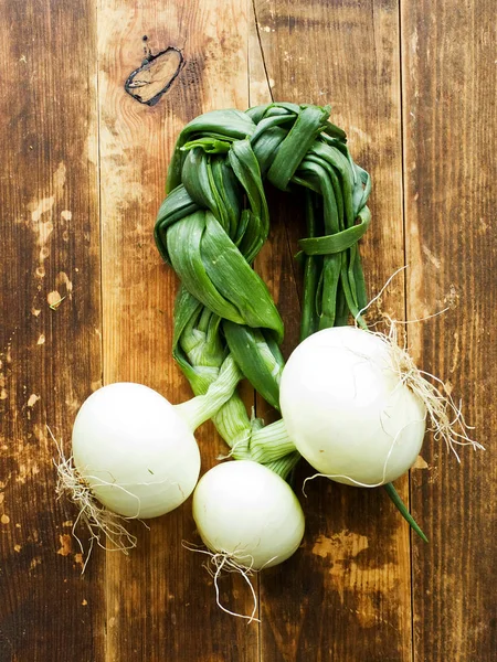 Cebola em madeira — Fotografia de Stock