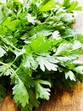 ahşap üzerine maydanoz