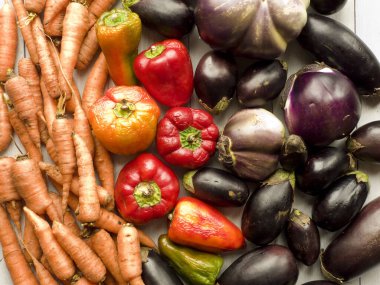 Ahşap üzerine sebzeler