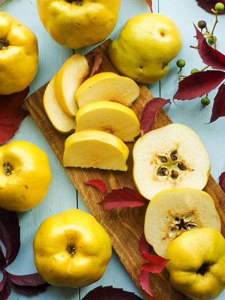 Quince on wood — Stockfoto