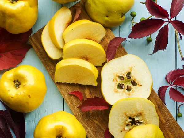 Quince on wood — Stockfoto