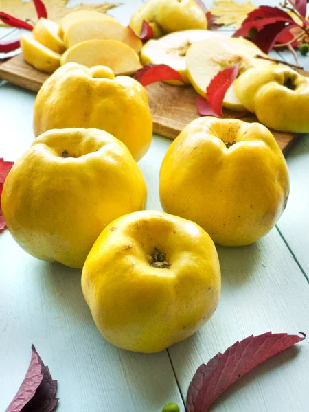 Quince on wood — Stockfoto