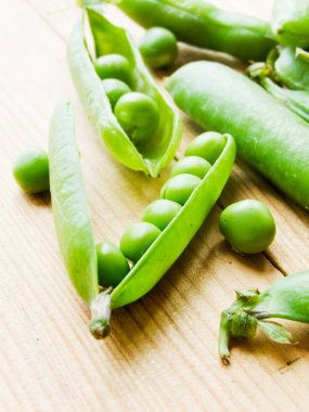 Ahşap arka planda taze bezelyeler. Sığ dof.