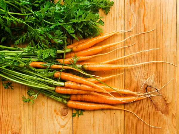 Zanahorias Frescas Fondo Madera Dof Poco Profundo —  Fotos de Stock