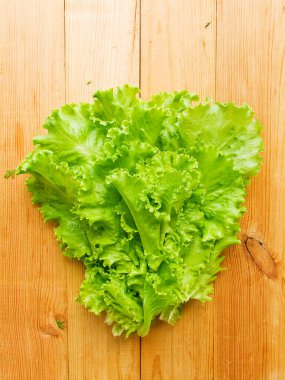 Arka planda bebek yeşili marul. Sığ dof.