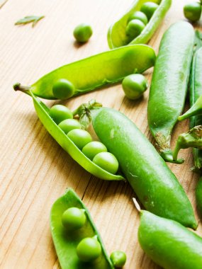 Ahşap arka planda taze bezelyeler. Sığ dof.