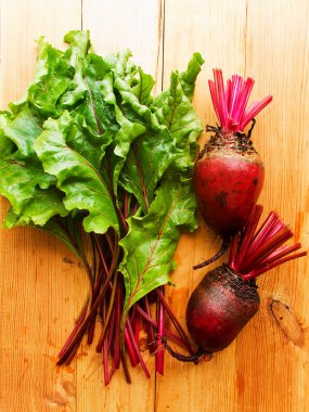 Tahta arka planda taze pancar kökleri. Sığ dof.