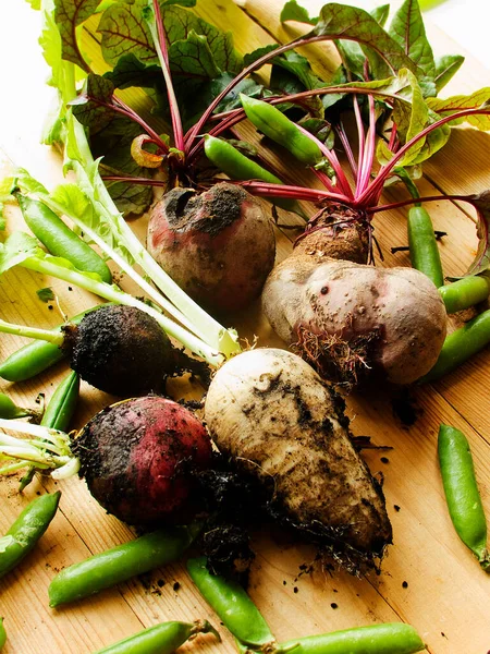 Beterraba Rabanete Daikon Ervilhas Verdes Madeira Dof Rasa — Fotografia de Stock