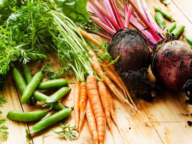 Pancar kökü, havuç ve yeşil bezelye ahşap arka plan. Sığ dof.