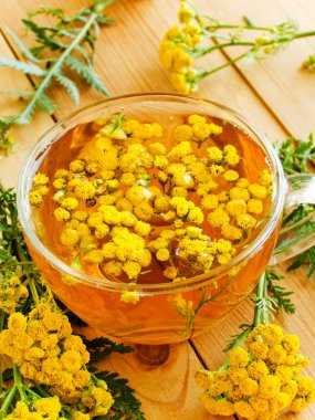 Beyaz ahşap arka planda bir fincan tatlı arrow çayı..