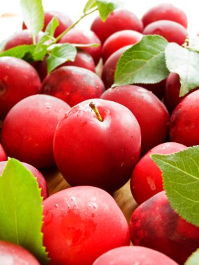 Ahşap arka planda kirazlı erik meyvesi. Sığ dof.