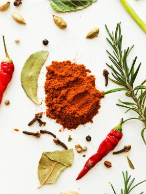 Beyaz ahşap arka planda bitkiler ve baharatlar. Sığ dof.