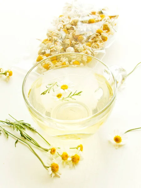 Taza Manzanilla Sobre Fondo Madera Blanca — Foto de Stock