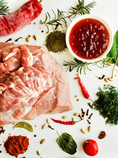 Pedaço Carne Fresca Porco Com Especiarias Ervas Fundo Madeira Branca — Fotografia de Stock