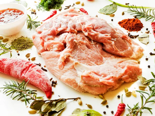 一块新鲜的猪肉肉 带有香料和香草 背景为白色木制 浅色的Dof — 图库照片