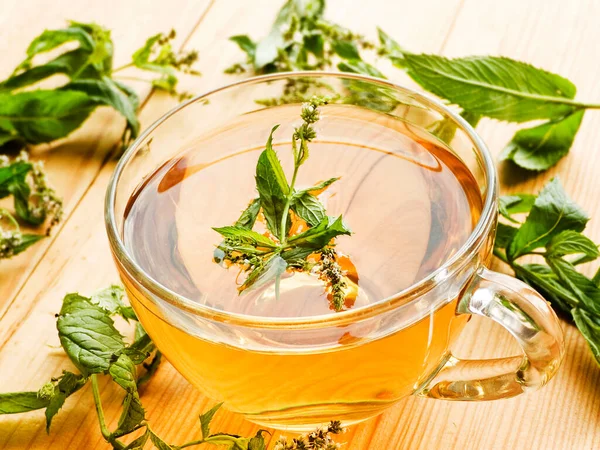 Tazza Alla Menta Piperita Sfondo Legno Bianco — Foto Stock