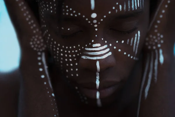 Retrato Hombre Africano Con Rasgos Fuertes Pintura Blanca Cara Colocando — Foto de Stock