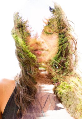 Çarpıcı doğa yönleri ile birlikte huzurlu ve rahat ifade vurgulanır