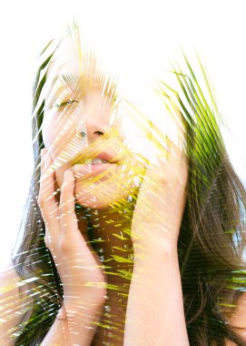 Parlak doğa yönleri ile birlikte huzurlu ve rahat ifade vurgulanır