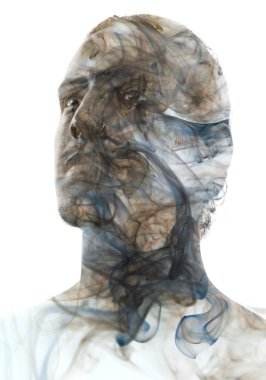 Genç çekici biri sert bakışları ile duman dönen öngörülemeyen doğanın bir araya getiren benzersiz kavramsal çalışma