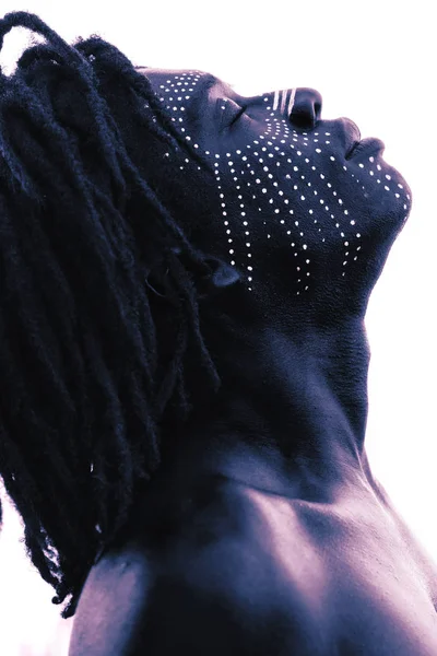 Portret Afrykańskiego Człowieka Ostre Rysy Farbą Białą Twarz Przechylając Głowę — Zdjęcie stockowe