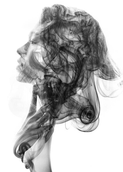 Мы видим сквозь состав ее кожи в кажущейся прозрачной завесе ее бытия
