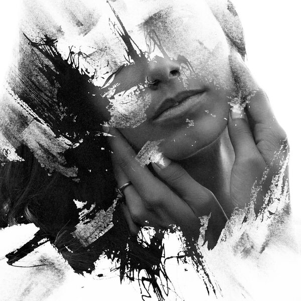 Сильные черты лица, нежные руки. Модная природная красота расслабленная и выразительная
