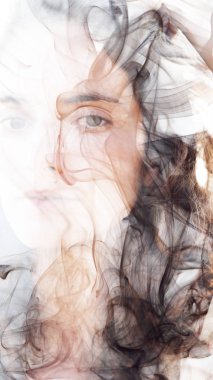  Dalgalı saçları, sorunsuz bir şekilde duman, bir hayali ve rüya gibi hissi oluşturma swirls çözülür