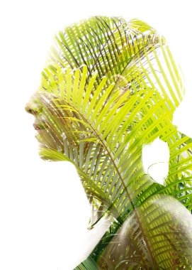 Parlak doğa yönleri ile birlikte huzurlu rahat ifade vurgulanır