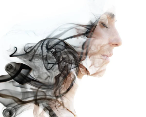 Podwójne Ekspozycji Zdjęcie Młodej Kobiety Połączeniu Obrazem Dymu — Zdjęcie stockowe