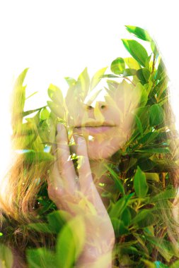 Aydınlık ve güneşli manzara onu sağlıklı bir görünüm ile birleştirir