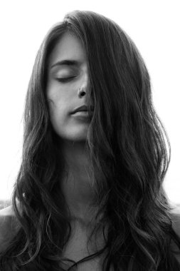 Tam anlamıyla rahatlamış, o şu an teslim oldu