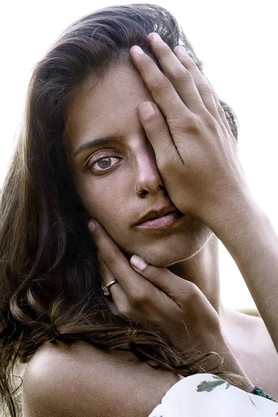 Hermosa Inteligente Sus Grandes Ojos Expresivos Cuentan Una Historia —  Fotos de Stock