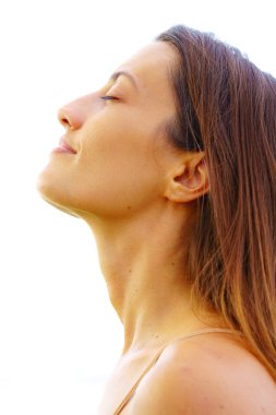 Kusursuz cilt mutlu bir genç kızla profil portresi. uzun