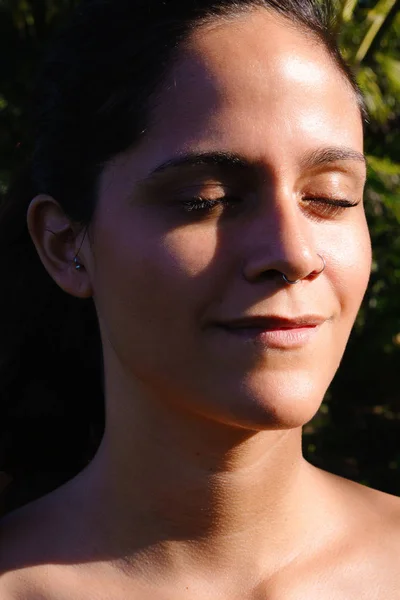 Портрет элегантной этнической молодой сексуальной девушки с поцелуем солнца ск — стоковое фото