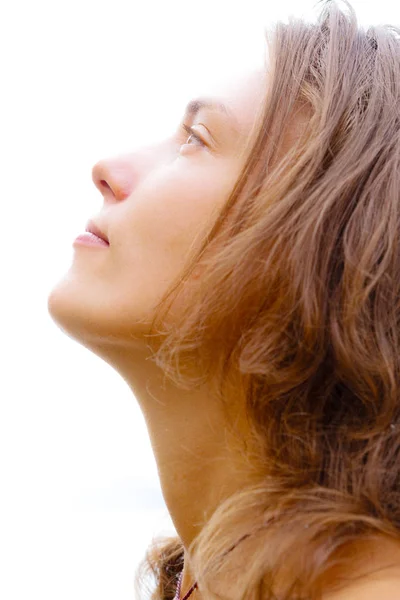 Retrato de perfil de una joven feliz con la piel impecable. largo —  Fotos de Stock