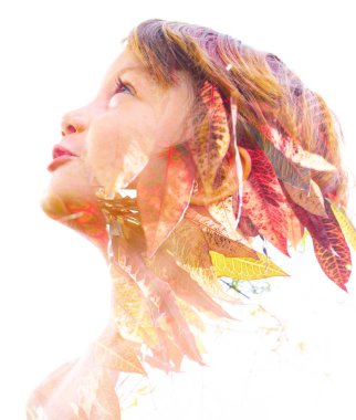 Genç gülümseyen bir çocuğun çift pozlama portresi ile birlikte 