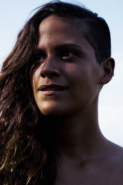 Bir zarif etnik genç seksi kız güneş ile portresi sk öptüm — Stok fotoğraf