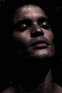 Siyah saçlı ve güçlü feat ile genç çekici adam Portresi