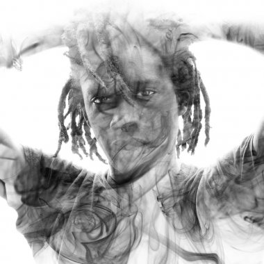 Bir koyu tenli adamın dreadlocks ve el ile çift pozlama 