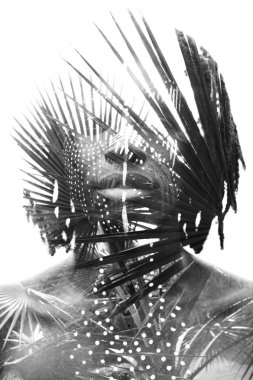 Dreadlocks ve yüz p ile koyu tenli bir adamın çift pozlama