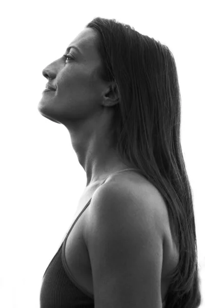 Närbild profil porträtt av en attraktiv, fredlig kvinna med — Stockfoto