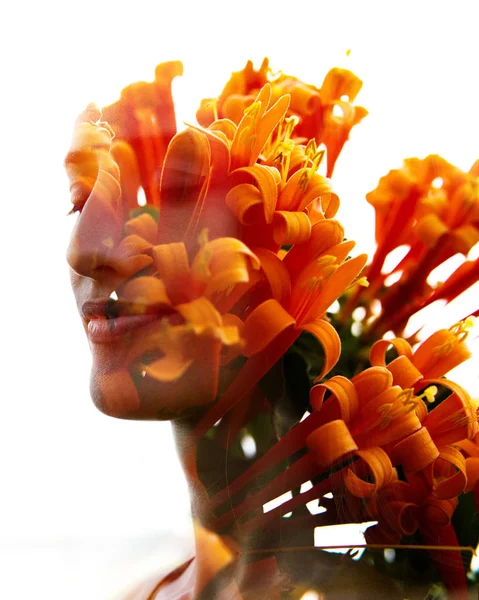 Perfil de doble exposición de una belleza natural con exuberante flo naranja —  Fotos de Stock