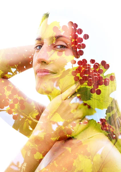 Retrato de doble exposición de una belleza natural con fruta roja madura —  Fotos de Stock