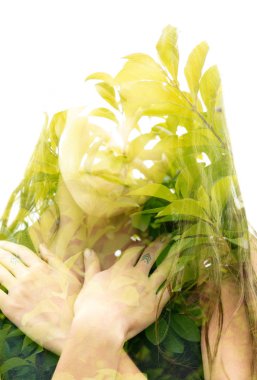 Genç bir doğal güzelliğiçift pozlama portre ile birlikte